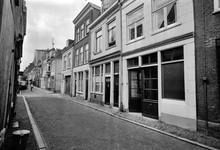 121817 Gezicht op de voorgevels van de panden Loeff Berchmakerstraat 44-lager te Utrecht.